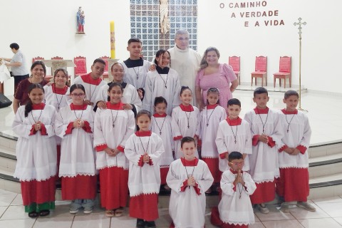 Paróquia São Sebastião celebra investidura de 16 novos servidores do altar