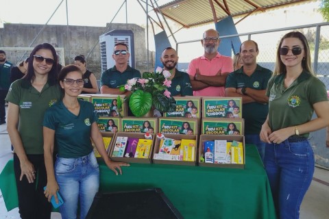 Núcleo de Educação de Epitaciolândia acompanha entrega de títulos definitivos e kits escolares realizada pelo Iteracre e pela governadora Mailza Assis